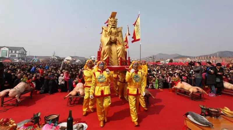 青岛山东头地区现流行街头时尚女性潮流现象